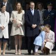  Célébrations traditionnelles du 69e anniversaire du roi Carl XVI Gustaf de Suède, le 30 avril 2015 au palais Drottningholm à Stockholm. Les princesses Estelle et Leonore ont fait le show, entourées de la princesse Victoria, du prince Daniel, de la princesse Madeleine, de Christopher O'Neill, de Sofia Hellqvist et de la reine Silvia. 