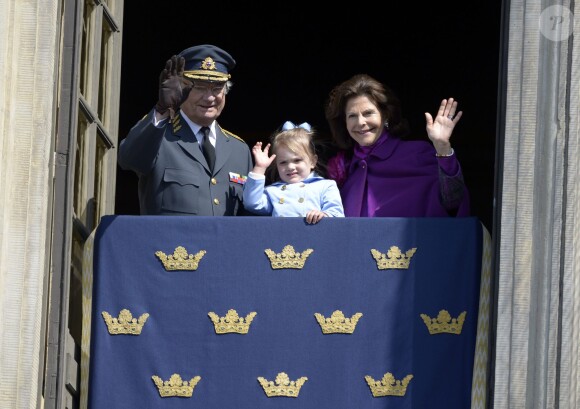 La princesse Estelle de Suède avec ses grands-parents au balcon du palais lors des célébrations traditionnelles du 69e anniversaire du roi Carl XVI Gustaf de Suède, le 30 avril 2015 au palais Drottningholm à Stockholm.
