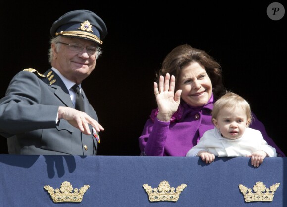La princesse Leonore de Suède au balcon du palais avec ses grands-parents lors des célébrations traditionnelles du 69e anniversaire du roi Carl XVI Gustaf de Suède, le 30 avril 2015 au palais Drottningholm à Stockholm.