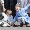 La princesse Leonore de Suède (14 mois) et la princesse Estelle de Suède (3 ans) étaient très complices lors des célébrations traditionnelles du 69e anniversaire de leur grand-père le roi Carl XVI Gustaf de Suède, le 30 avril 2015 au palais Drottningholm à Stockholm.