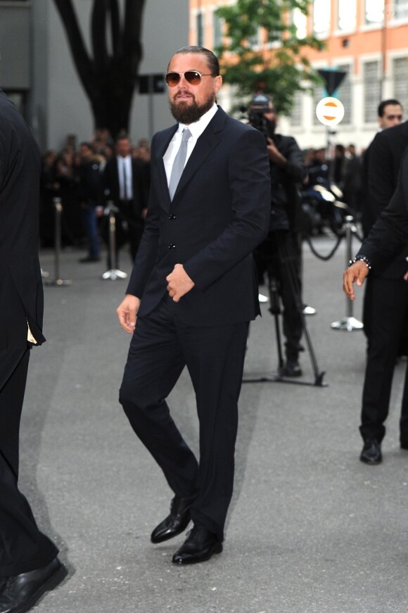Leonardo DiCaprio, très chic, arrive à l'inauguration de l'espace Armani Silos pour les 40 ans de carrière du célèbre styliste italien à Milan le 30 avril 2015.