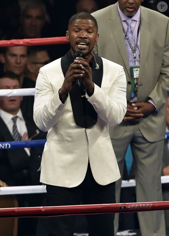 Jamie Foxx chante Star Spangled Banner avant le combat entr Floyd Mayweather et Manny Pacquiao à la MGM Grand Garden Arena de Las Vegas, le 2 mai 2015