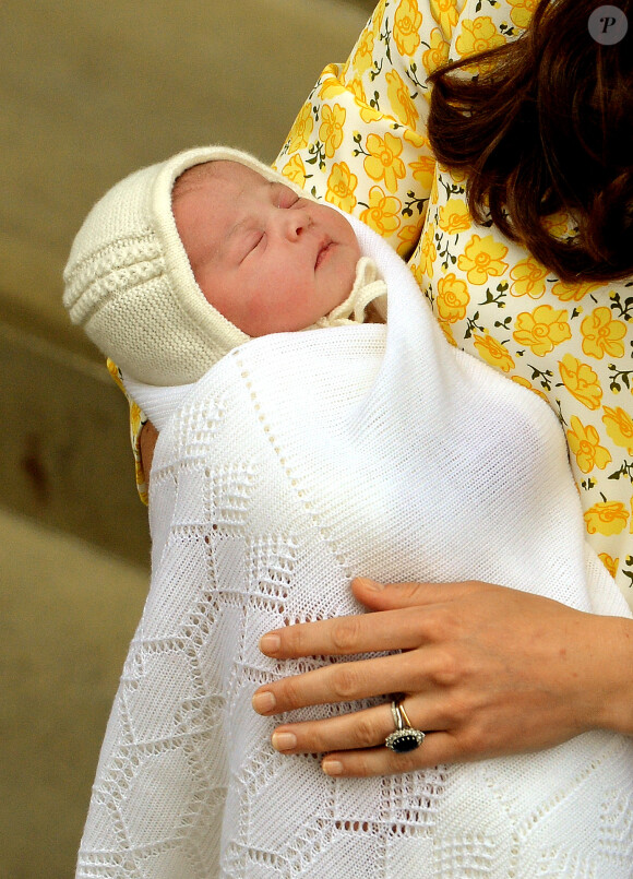 La princesse de Cambridge, présentée au public par ses parents le prince William et Kate Middleton à la sortie de la maternité Lindo, le 2 mai 2015 à Londres.