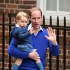 Le prince George de Cambridge, dans les bras de son père le prince William, est venu voir sa petite soeur née le 2 mai 2015 à la maternité Lindo, à Londres.