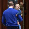 Le prince George de Cambridge, dans les bras de son père le prince William, est venu voir sa petite soeur née le 2 mai 2015 à la maternité Lindo, à Londres.