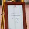 Bulletin de naissance de la princesse de Cambridge, exposé devant Buckingham Palace le 2 mai 2015. Le chevalet est le même que celui utilisé pour les naissances du prince William et de son fils le prince George.