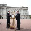Bulletin de naissance de la princesse de Cambridge, exposé devant Buckingham Palace le 2 mai 2015. Le chevalet est le même que celui utilisé pour les naissances du prince William et de son fils le prince George.