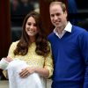 Kate Middleton et le prince William ont présenté leur fille la princesse de Cambridge, le jour de sa naissance, le 2 mai 2015, devant la maternité Lindo, avant de regagner le palais de Kensington.