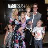 Tori Spelling et ses enfants sont venus soutenir Dean McDermott pour la sortie de son nouveau livre de cuisine The Gourmet Dad, à Los Angeles le 2 mai 2015