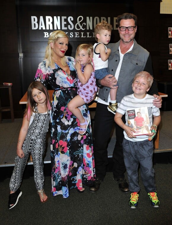 Tori Spelling et ses enfants sont venus soutenir Dean McDermott pour la sortie de son nouveau livre de cuisine The Gourmet Dad, à Los Angeles le 2 mai 2015