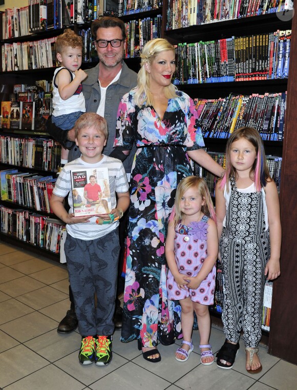 Tori Spelling et ses enfants sont venus soutenir Dean McDermott pour la sortie de son livre de cuisine The Gourmet Dad, à Los Angeles le 2 mai 2015