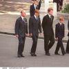 Le duc d'Edimbourg, le prince William, Charles Spencer (9e comte Spencer), le prince Harry et le prince Charles en septembre 1997 aux funérailles de Lady Di.
