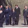 Le duc d'Edimbourg, le prince William, Charles Spencer (9e comte Spencer), le prince Harry et le prince Charles en septembre 1997 aux funérailles de Lady Di.