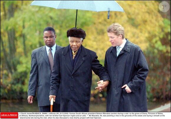 Charles Spencer, 9e comte Spencer, frère de la princesse Diana, accompagnant en 2002 Nelson Mandela sur la tombe de sa soeur, à Althorp.