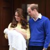 Présentation de la princesse Charlotte Elizabeth Diana, le 2 mai 2015, quelques heures après sa naissance, devant la maternité Lindo de l'hôpital St Mary à Londres.