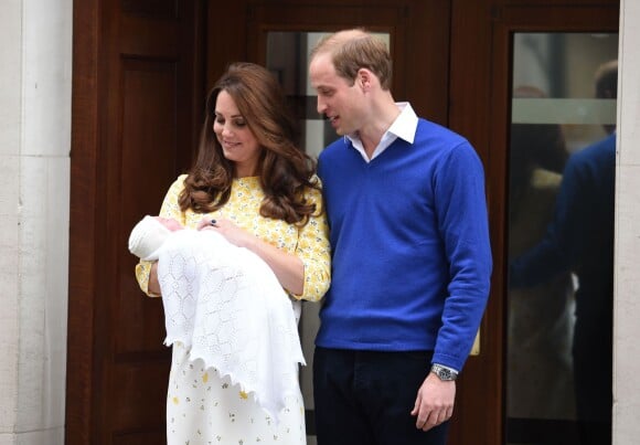 Présentation de la princesse Charlotte Elizabeth Diana, le 2 mai 2015, quelques heures après sa naissance, devant la maternité Lindo de l'hôpital St Mary à Londres.