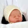 Présentation de la princesse Charlotte Elizabeth Diana, le 2 mai 2015, quelques heures après sa naissance, devant la maternité Lindo de l'hôpital St Mary à Londres.