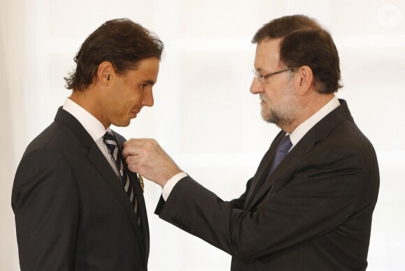 Rafa Nadal a reçu la médaille d'or du mérite au travail des mains du Premier Ministre Mariano Rajoy au palais de la Moncloa à Madrid, le 1er mai 2015
