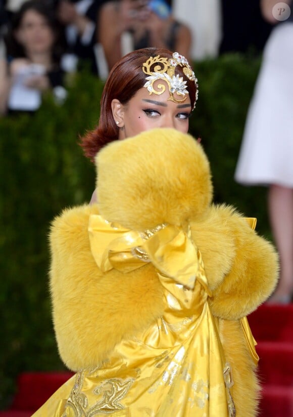 Rihanna, radieuse dans un manteau haute couture et un bijou de tête Guo Pei, assiste au Met Gala 2015, vernissage de l'exposition "China: through the looking glass", au Metropolitan Museum of Art. New York, le 4 mai 2015.