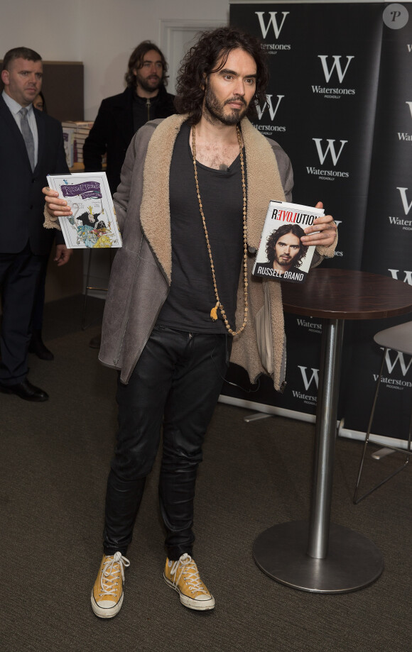 Russell Brand dédicace son livre "Révolution" chez Waterston à Londres, le 5 décembre 2014. 