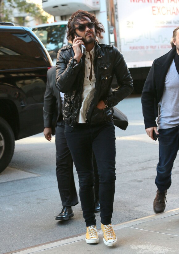 Russell Brand parle au téléphone dans la rue à New York, le 18 novembre 2014. 