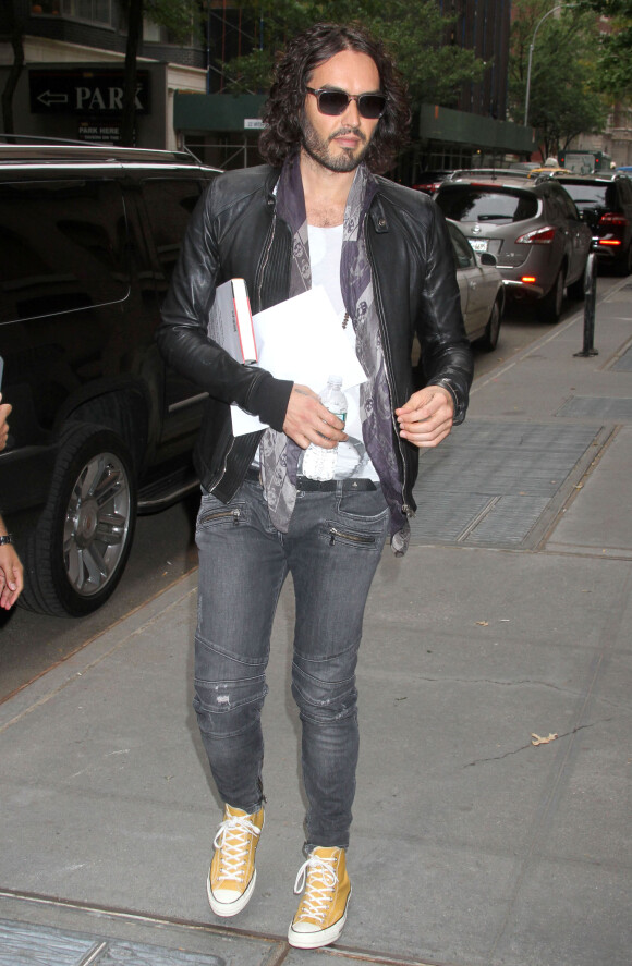 Russell Brand signe des autographes à ses fans en arrivant pour participer à l'émission "The View" à New York, le 13 octobre 2014.