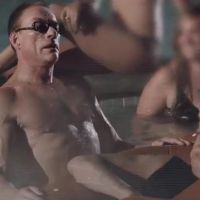 Charlie Sheen et Jean-Claude Van Damme dans un clip sexy et loufoque