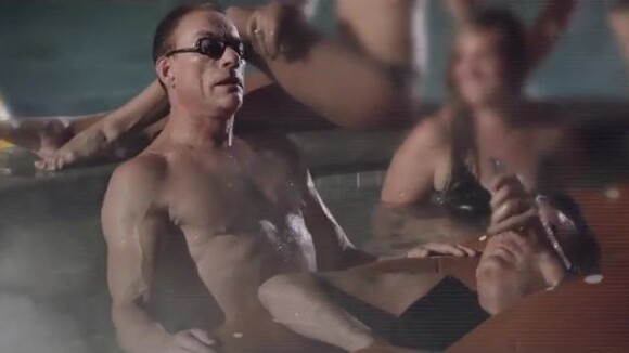 Charlie Sheen et Jean-Claude Van Damme dans un clip sexy et loufoque