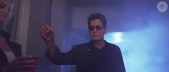 Charlie Sheen dans le clip du titre The Hum de Dimitri Vegas & Like Mike vs Ummet Ozcan.