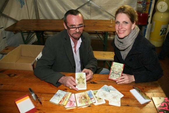 Yona Brant (nièce de Mike Brant) et le Mage Altiz - Le Mage Altiz (un des derniers diseurs de bonne aventure de France) publie "L'oracle des Forains", un coffret de cartes accompagné d'un livre, à Paris, le 6 mai 2015.