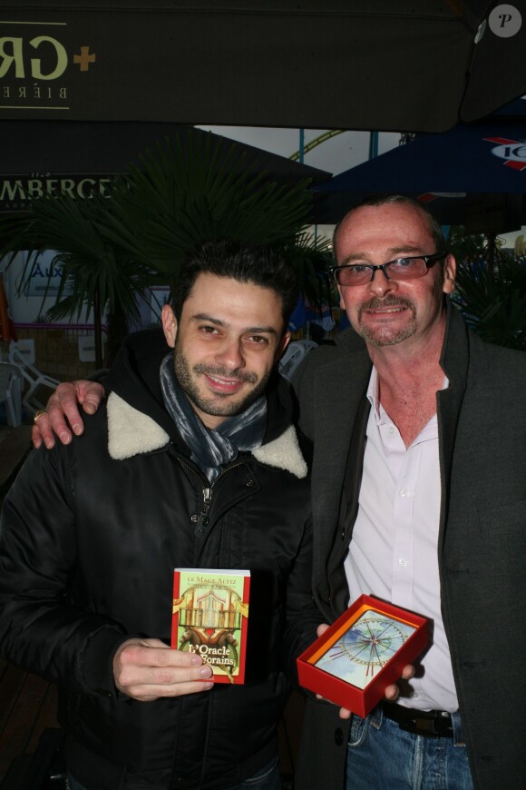 Grégory Bakian et le Mage Altiz - Le Mage Altiz (un des derniers diseurs de bonne aventure de France) publie "L'oracle des Forains", un coffret de cartes accompagné d'un livre, à Paris, le 6 mai 2015.