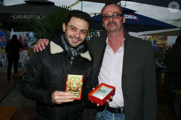 Grégory Bakian et le Mage Altiz - Le Mage Altiz (un des derniers diseurs de bonne aventure de France) publie "L'oracle des Forains", un coffret de cartes accompagné d'un livre, à Paris, le 6 mai 2015. 