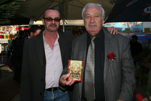 Le Mage Altiz et Marcel Campion - Le Mage Altiz (un des derniers diseurs de bonne aventure de France) publie "L'oracle des Forains", un coffret de cartes accompagné d'un livre, à Paris, le 6 mai 2015.
