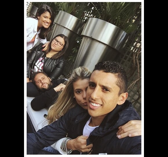 Marquinhos et sa fiancée Carol - photo issue du compte Instagram de Marquinhos le 6 avril 2015