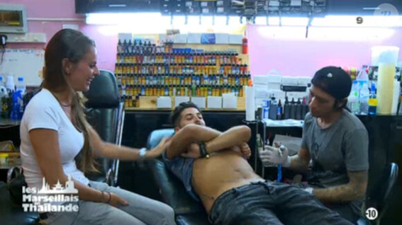 Pour prouver son amour à Manue, Antonin se fait tatouer son prénom - Les Marseillais en Thaïlande (W9), le 7 mai 2015.