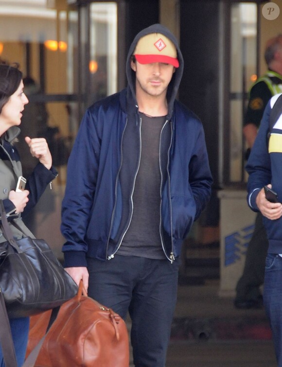 Ryan Gosling arrive à l'aéroport à Los Angeles le 17 avril 2015.