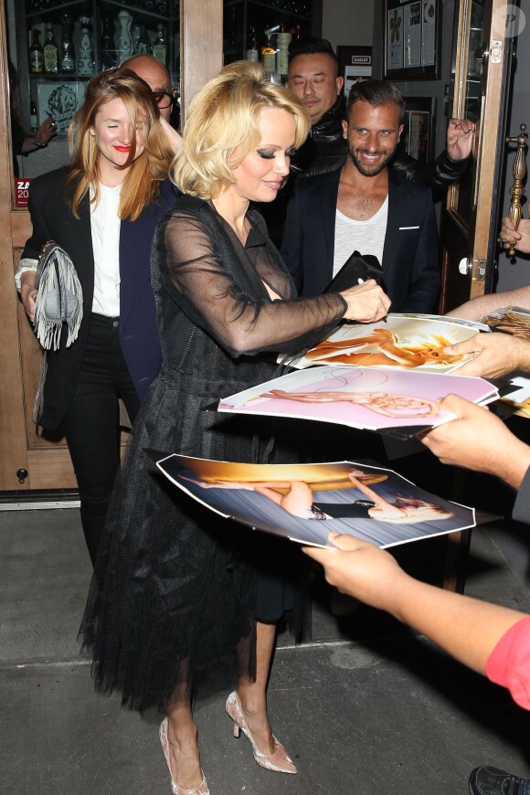 Pamela Anderson à la sortie de Crossroads, un restaurant vegan à West Hollywood le 7 mai 2015 