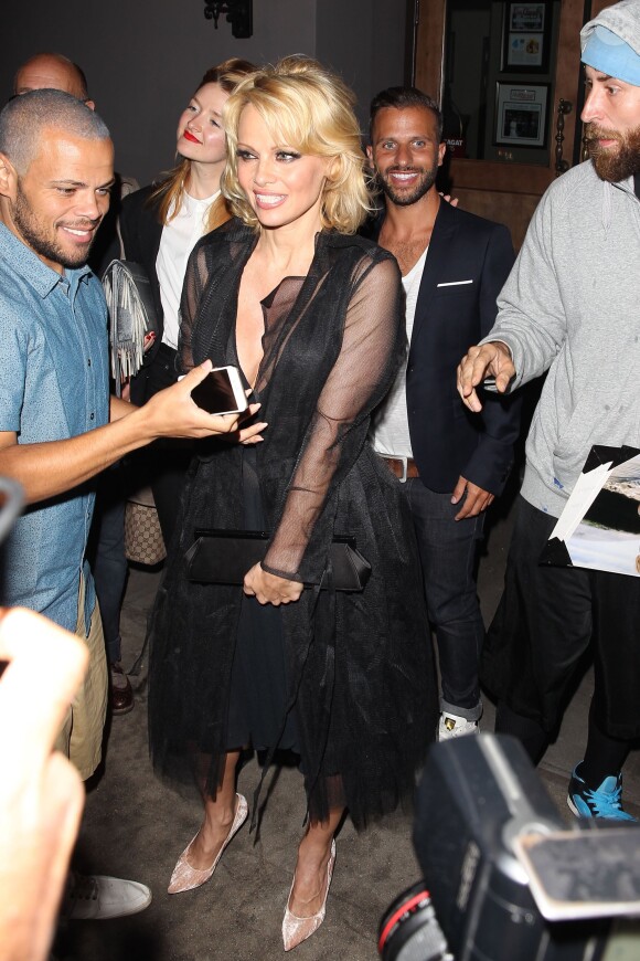 Pamela Anderson à la sortie de Crossroads, un restaurant vegan à West Hollywood le 7 mai 2015 