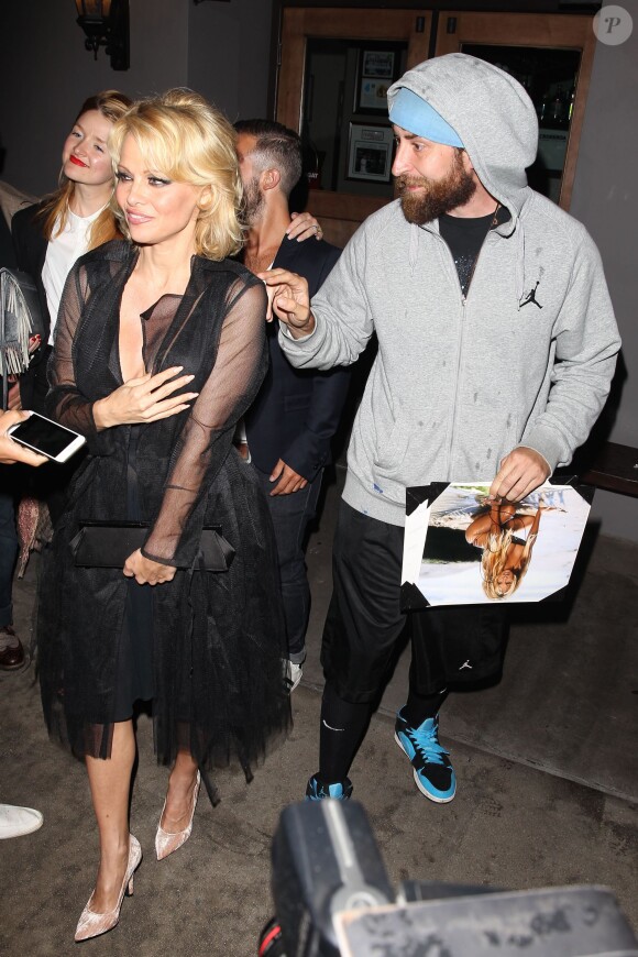 Pamela Anderson à la sortie de Crossroads, un restaurant vegan à West Hollywood le 7 mai 2015 