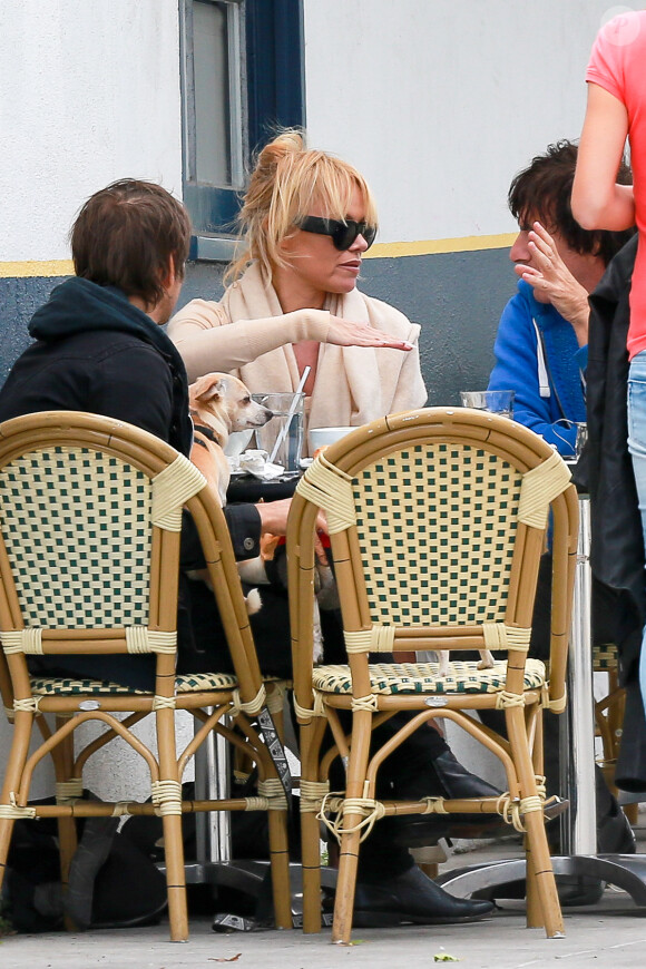 Pamela Anderson et des amis déjeunent à La Conversation, Los Angeles, le 7 avril 2015