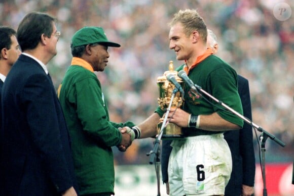 Francois Pienaar et Nelson Mandela après la victoire de l'Afrique du Sud lors de la coupe du monde de rugby, le 24 juin 1995 à Johannesburg