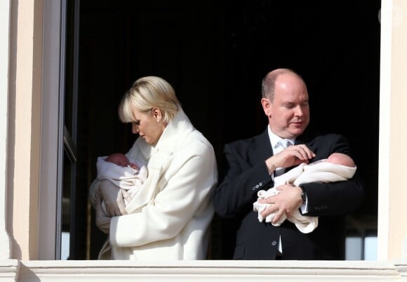 La princesse Charlene et le prince Albert II de Monaco présente la princesse Gabriella et le prince héréditaire Jacques, au palais princier, le 7 janvier 2015.