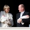La princesse Charlene et le prince Albert II de Monaco lors de la présentation officielle de la princesse Gabriella et du prince héréditaire Jacques, au palais princier, le 7 janvier 2015.