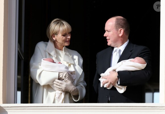 La princesse Charlene et le prince Albert II de Monaco lors de la présentation officielle de la princesse Gabriella et du prince héréditaire Jacques, au palais princier, le 7 janvier 2015.