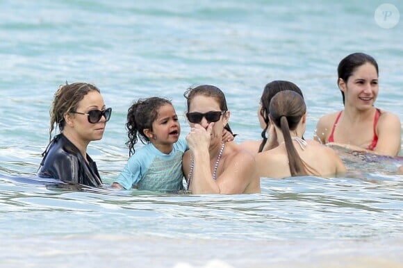 Mariah Carey s'amuse avec sa fille Monroe et des amis sur la plage de Flamands à Saint-Barthélemy, le 29 mars 2015. 