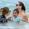 Mariah Carey s'amuse avec sa fille Monroe et des amis sur la plage de Flamands à Saint-Barthélemy, le 29 mars 2015.  