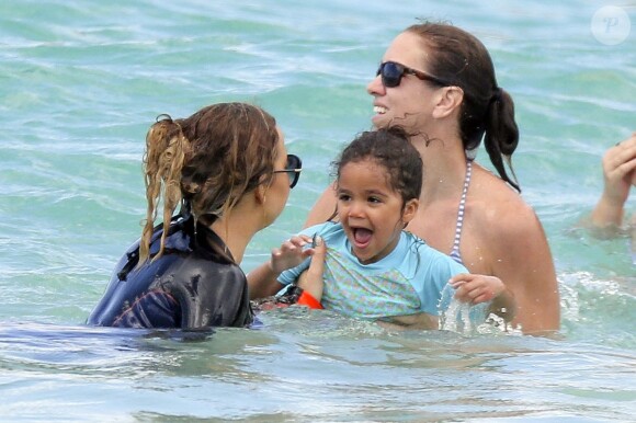Mariah Carey s'amuse avec sa fille Monroe et des amis sur la plage de Flamands à Saint-Barthélemy, le 29 mars 2015.  