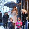 La chanteuse Mariah Carey et ses jumeaux Monroe et Moroccan Cannon font du shopping sous la neige pendant leur sejour a Aspen, dans le Colorado, le 20 decembre 2013. 