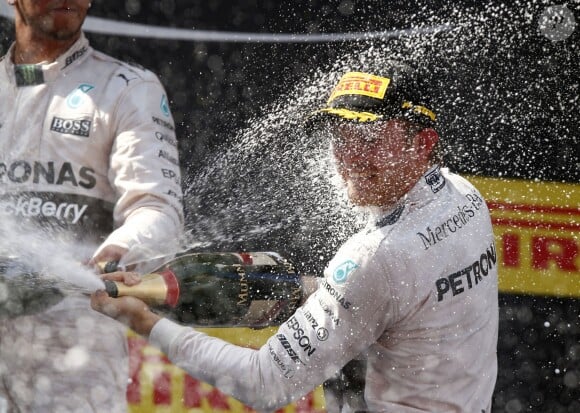 Douche de champagne pour Nico Rosberg à l'issue du Grand Prix d'Espagne sur le circuit de Catalogne, le 10 mai 2015