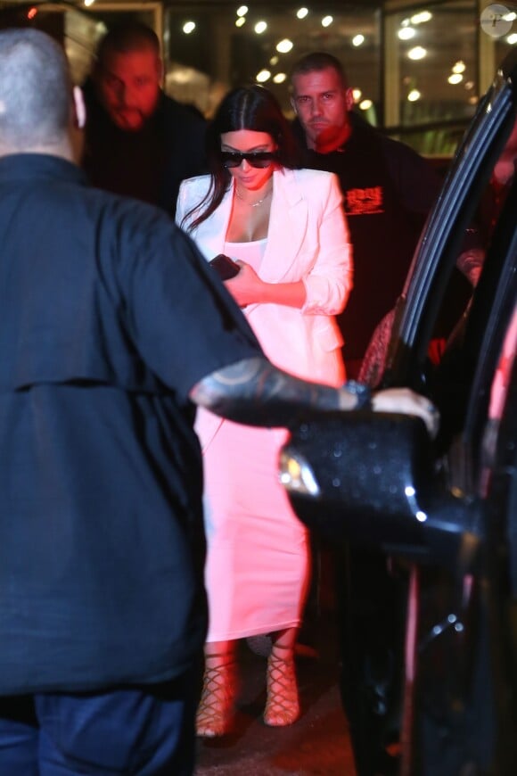Kim Kardashian quitte un restaurant à São Paulo, le 10 mai 2015.